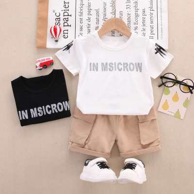 Camiseta y pantalones cortos informales con estampado de letras para niño pequeño