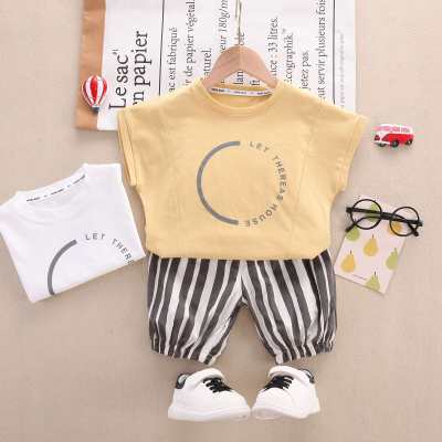 Camiseta y pantalones cortos de rayas con estampado de letras informales para niños pequeños