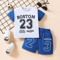2-teiliges Kurzarm-T-Shirt mit Farbblock-Buchstaben- und Zahlendruck für Jungen und passende Shorts  Blau