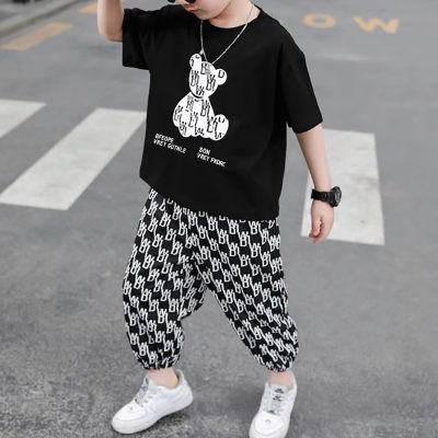 Camiseta preta com estampa de urso menino e calças com estampa de carta