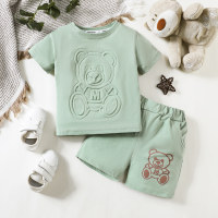 طقم للطفل الصغير مكون من قطعتين، يتضمن قميصًا بأكمام قصيرة بلون صلب ومزين بنمط دب، مع شورت متناسق بنفس النمط.  أخضر
