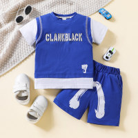 Camiseta de manga corta con estampado de letras de retazos 2 en 1 para niños pequeños de 2 piezas y pantalones cortos a juego  Azul