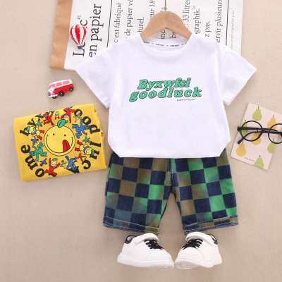 Camiseta a cuadros con estampado de letras y pantalones cortos de mezclilla para niño pequeño