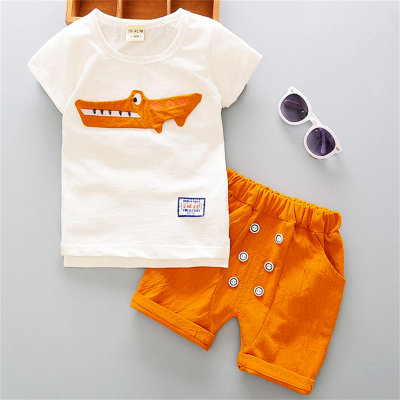 Camiseta y pantalones cortos con estampado de cocodrilo para niño pequeño