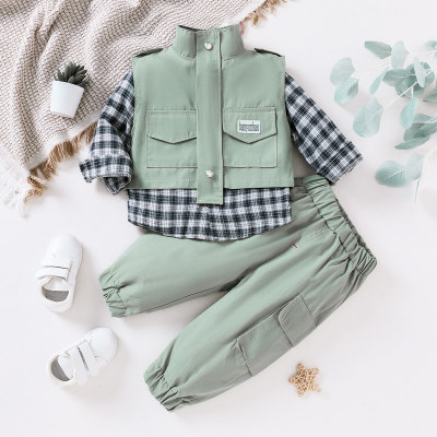 Camisa a cuadros de 3 piezas para niño pequeño y chaleco delantero con bolsillo de cuello levantado de color sólido y pantalones cargo