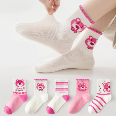 Cinco pares: calcetines deportivos de tubo medio para estudiantes con bonito oso de fresa y malla de verano para niños