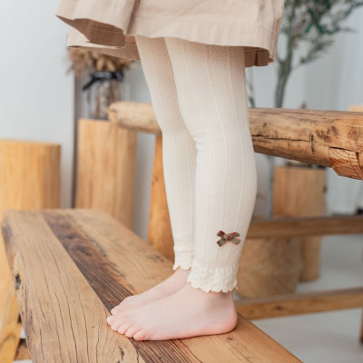 Leggings recortados con decoración de lazo de color sólido de algodón puro para niña pequeña