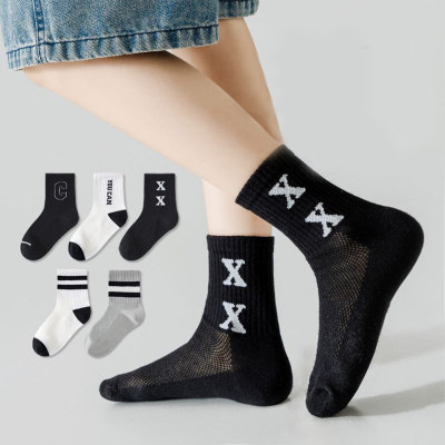 Cinco pares: calcetines deportivos de tubo medio de malla en blanco y negro con letras a rayas simples y versátiles de primavera y verano para niños