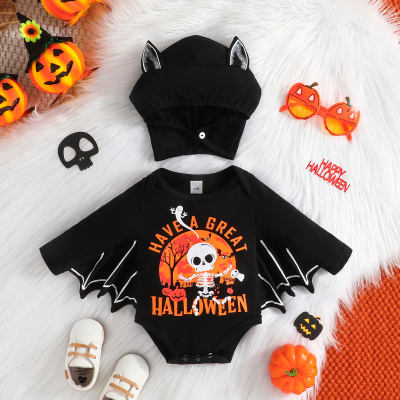 Mameluco estampado con letras y esqueleto estilo murciélago de Halloween para bebé de 2 piezas y gorro a juego