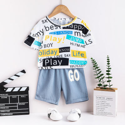 Camiseta y pantalones cortos estampados con letras para niños pequeños