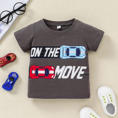 Camiseta con patrón de letra y coche de dibujos animados para niños pequeños