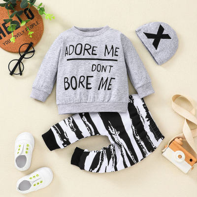 Sudadera con estampado de letras para bebé niño de 3 piezas, pantalones a rayas y gorro para bebé