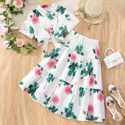 Conjunto casual de niña de camisa con estampado floral y falda de dos piezas