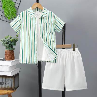 Camisa casual de manga corta con estampado de rayas para niño + traje de dos piezas con pantalones cortos de color liso