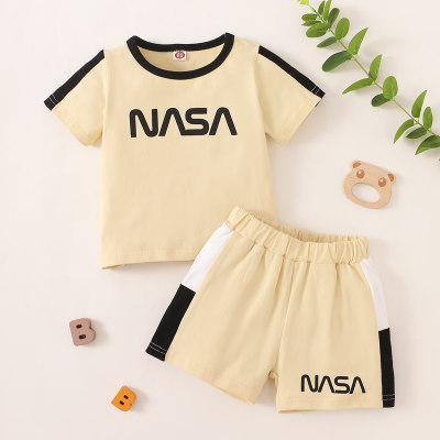 T-shirt e pantaloncini sportivi con motivo a lettere color block per neonato
