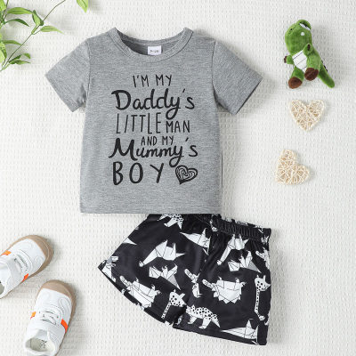 Conjunto de blusa casual com estampa de letras e shorts com estampa de dinossauro para bebês meninos são adequados para roupas de passeios diários
