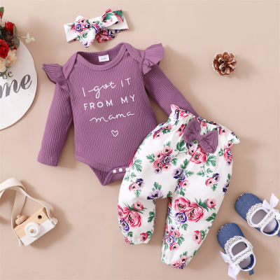 Macacão de 3 peças para bebê menina estampado com letras e manga longa mosca e calças e touca com decoração floral de laço