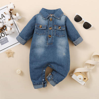 Mameluco de mezclilla de pierna larga con cuello de camisa de decoración de botón frontal de bolsillo de color sólido para bebé