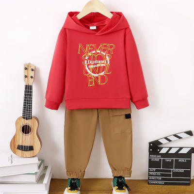 Sudadera con capucha estampada con letras para niños pequeños de 2 piezas y pantalones de color sólido