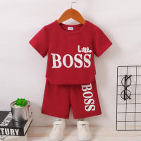 طقم للطفل الصغير مكون من قطعتين، يتضمن قميصًا بأكمام قصيرة مطبوعًا بحروف وشورت متناسق بنفس النمط.  أحمر