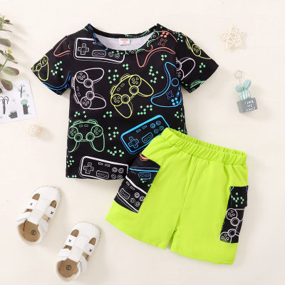 Camiseta y pantalones cortos con bloques de color y estampado de algodón para niños pequeños