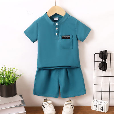 Camiseta de manga corta con cuello levantado de color liso para niño pequeño de 2 piezas y pantalones cortos a juego
