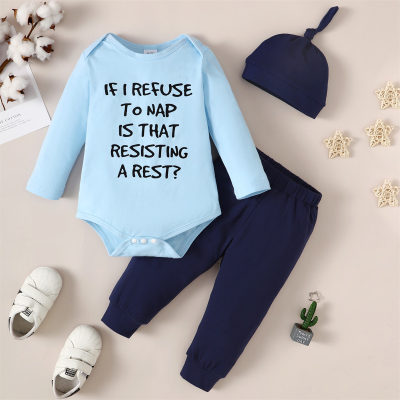 Body, pantaloni e cappello a maniche lunghe stampati con lettere da 3 pezzi per neonato
