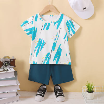 Camiseta de manga corta teñida anudada para niño pequeño de 2 piezas y pantalones cortos de color sólido a juego