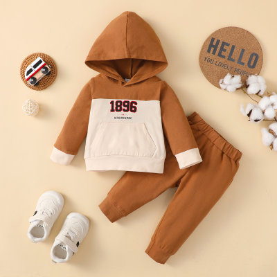 Sudadera con capucha y pantalones de color sólido para bebé de 2 piezas con estampado de letras y patchwork en bloque de color para bebé niño