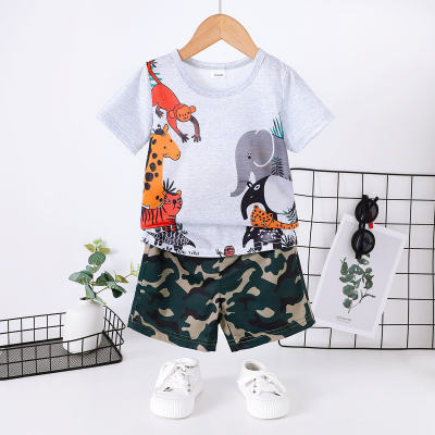 Graues Oberteil mit Animalprint + Shorts mit Camouflage-Muster