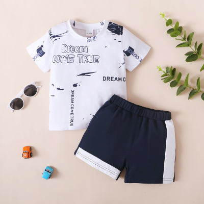 Camiseta de manga corta con estampado de letras teñidas con lazo para niño pequeño de 2 piezas