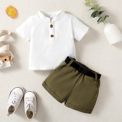 Camiseta de manga corta con botones en la parte delantera de color sólido para bebé de 3 piezas y pantalones cortos y cinturón de color sólido