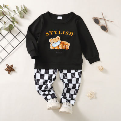 Suéter de color liso con estampado de oso para niños pequeños y pantalones a cuadros