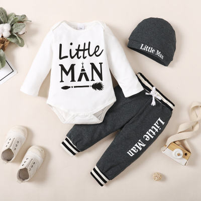 Pagliaccetto a maniche lunghe stampato con lettera per neonato in 3 pezzi e pantaloni con stampa a righe e cappello abbinato