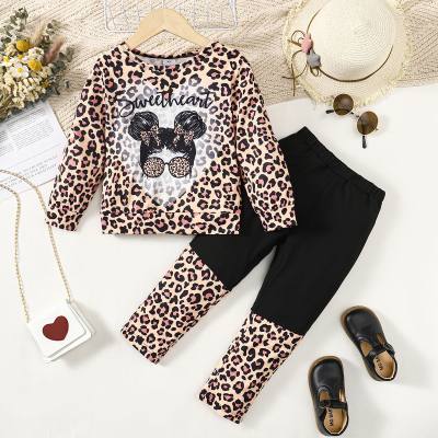 Camiseta de manga larga con estampado de leopardo para niña pequeña de 2 piezas y pantalones de retazos a juego