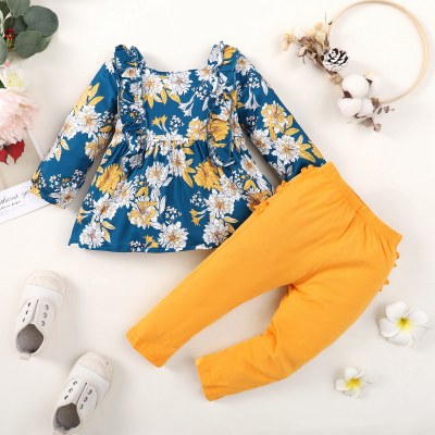 Blusa de manga larga con cuello oblicuo floral para niños pequeños y pantalones de color sólido