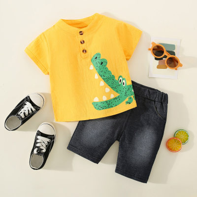 Camiseta y pantalones cortos con botones delanteros estampados de dinosaurios para niños pequeños de 2 piezas