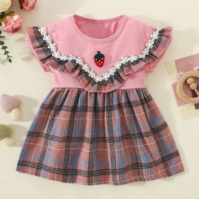 Vestido de manga corta con patrón de fresas de patchwork a cuadros con volantes de algodón puro para niñas pequeñas