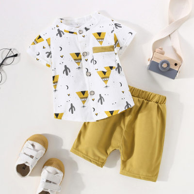 Camisa y pantalones de manga corta con estampado de pirámide para niños pequeños