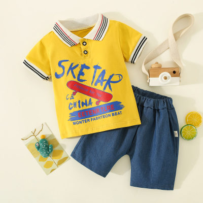 Camisa pólo de manga curta com estampa de skate e letras de puro algodão infantil de 2 peças e shorts de cor lisa