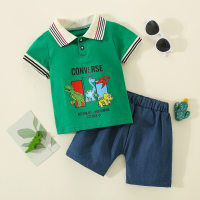 Polo de manga corta con estampado de letras y dinosaurios de algodón puro para niños pequeños de 2 piezas y pantalones cortos de color sólido  Verde