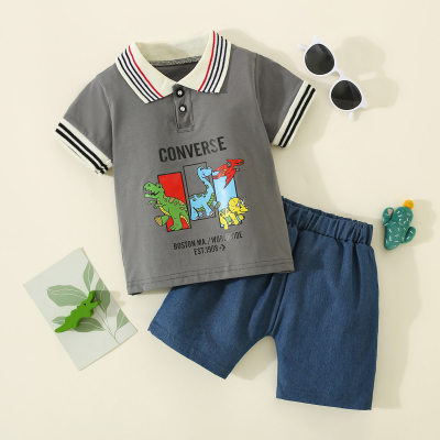 Polo de manga corta con estampado de letras y dinosaurios de algodón puro para niños pequeños de 2 piezas y pantalones cortos de color sólido