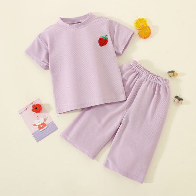 Camiseta de manga corta con bordado de fresa para niña pequeña de 2 piezas y pantalones a juego
