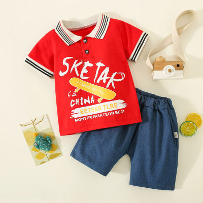 Polo de manga corta con estampado de monopatín y letras de algodón puro para niños pequeños de 2 piezas y pantalones cortos de color sólido