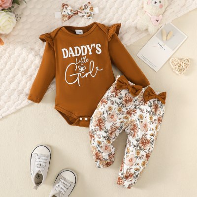 Body de 3 piezas con estampado de letras para bebé niña y decoración de lazo, pantalones y diadema con estampado floral