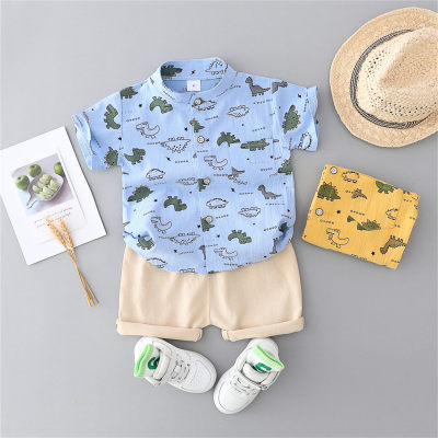 Camisa infantil e infantil de verão com estampa completa de pequeno dinossauro com gola alta e terno de manga curta