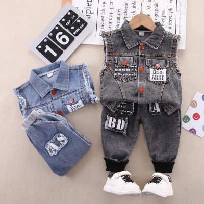 Giacca di jeans senza maniche abbottonata con motivo a lettere da bambino in 2 pezzi e pantaloni di jeans con motivo a lettere