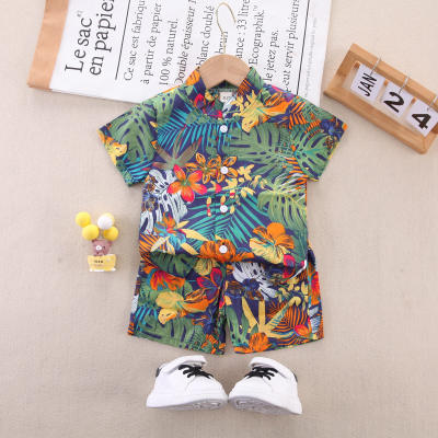طقم للطفل الصغير مكون من قطعتين، يتضمن قميصًا قصير الأكمام مطبوعًا بنقوش زهور على كامل القميص، وشورت متناسق مصنوع من القطن النقي.