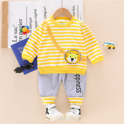 Suéter con estampado de león y rayas de bebé y pantalones con estampado de letras