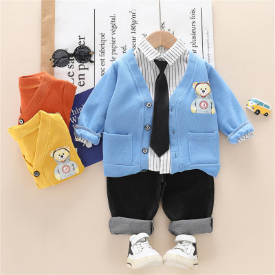 Camisa de rayas verticales para niños pequeños y chaqueta y pantalones con cuello en V con aplique de oso